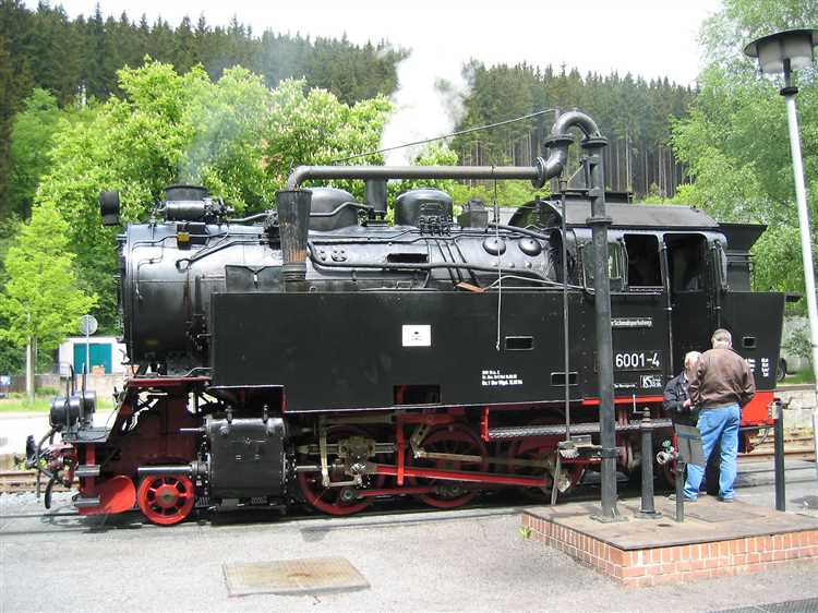 In der Umgebung von Masserberg und Heubach gibt es zahlreiche Freizeitmöglichkeiten für Besucher. Naturfreunde können den Naturpark Thüringer Wald erkunden, wo sie eine Vielzahl von Pflanzen und Tieren entdecken können. Kulturinteressierte finden in nahegelegenen Städten wie Suhl oder Ilmenau Museen und historische Sehenswürdigkeiten. undefined Sportbegeisterte kommen ebenfalls auf ihre Kosten: Im Winter laden die Skigebiete rund um Masserberg zu ausgiebigem Wintersport ein, während im Sommer Mountainbiking und Nordic Walking sehr beliebt sind. <br /> Ein Besuch im nahegelegenen Saalfelder Feengrotten, einer der farbenreichsten Schaugrotten der Welt, ist ebenfalls empfehlenswert. <br /> Im Ort stehen zahlreiche Gastronomiebetriebe zur Verfügung, die regionale Spezialitäten und internationalen Klassiker anbieten und den Aufenthalt kulinarisch abrunden.“></p>
<p>Für diejenigen, die Entspannung suchen, bietet die Region zahlreiche Wellness-Angebote. In Masserberg befindet sich ein bekanntes Kurhaus, das verschiedene Anwendungen und Therapien anbietet, um Körper und Geist zu regenerieren. <br /> Wanderer können entlang des berühmten Rennsteigs wandern, einem der beliebtesten Wanderwege Deutschlands, der atemberaubende Ausblicke und gut markierte Strecken bietet. <br /> Für Familien gibt es außerdem einen Kletterpark in der Nähe, der spannende Herausforderungen für Groß und Klein bereithält. <br /> Ein weiteres Highlight sind die regelmäßigen kulturellen Veranstaltungen, die das ganze Jahr über in der Region stattfinden, darunter Musikfestivals, Bauernmärkte und traditionelle Feste, die einen Einblick in die lokale Kultur und Lebensweise bieten.</p>
<h2>Traditionelle thüringische Küche</h2>
<p><img decoding=